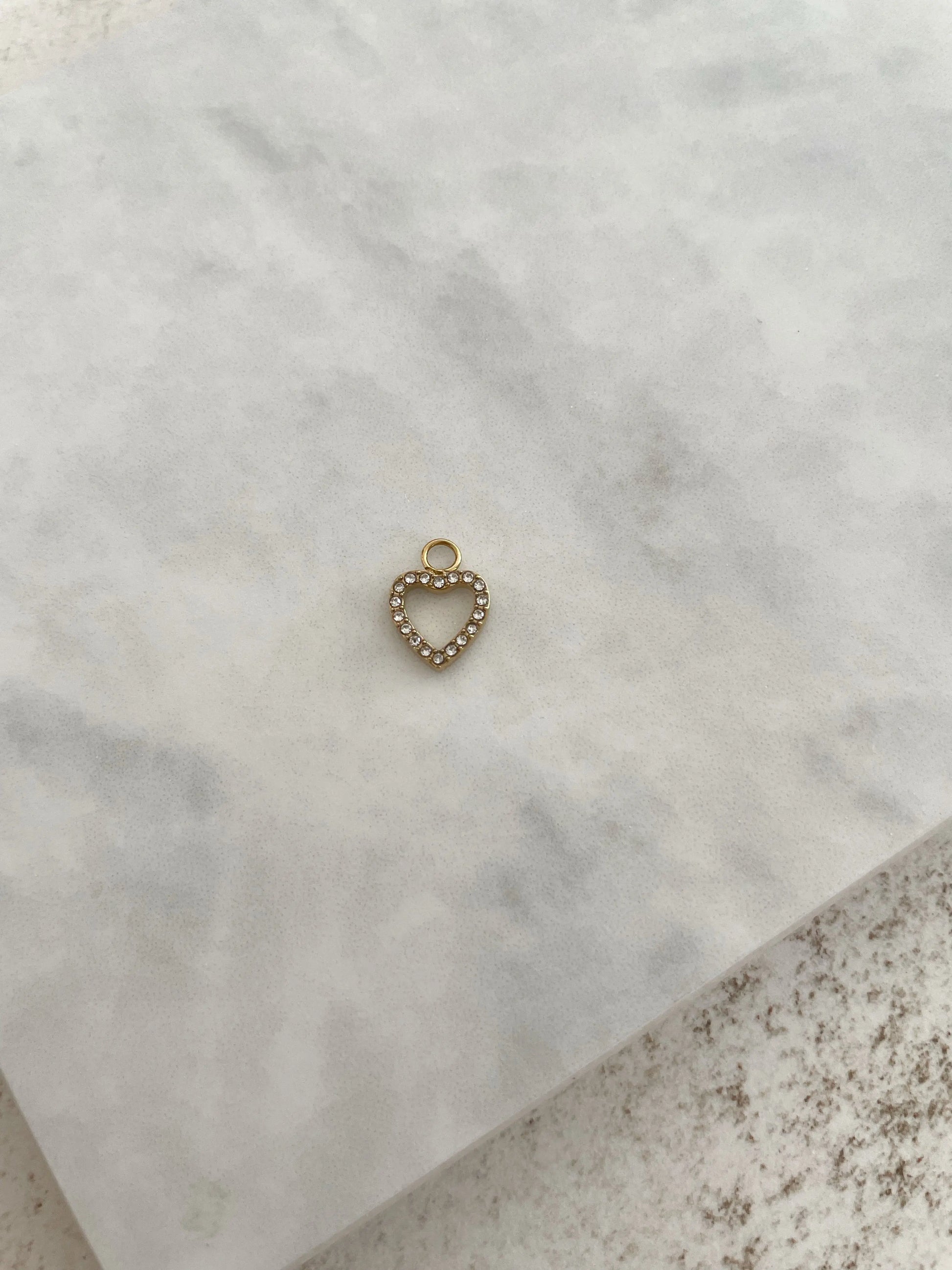 CHARM CORAZON ABIERTO CIRCONITAS-Joyería de calidad en acero y resistente al agua ESENZIA
