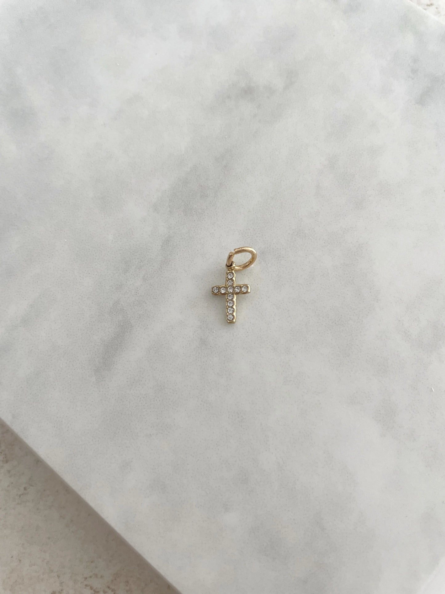 CHARM CRUZ CIRCONITAS PEQUEÑA-Joyería de calidad en acero y resistente al agua ESENZIA