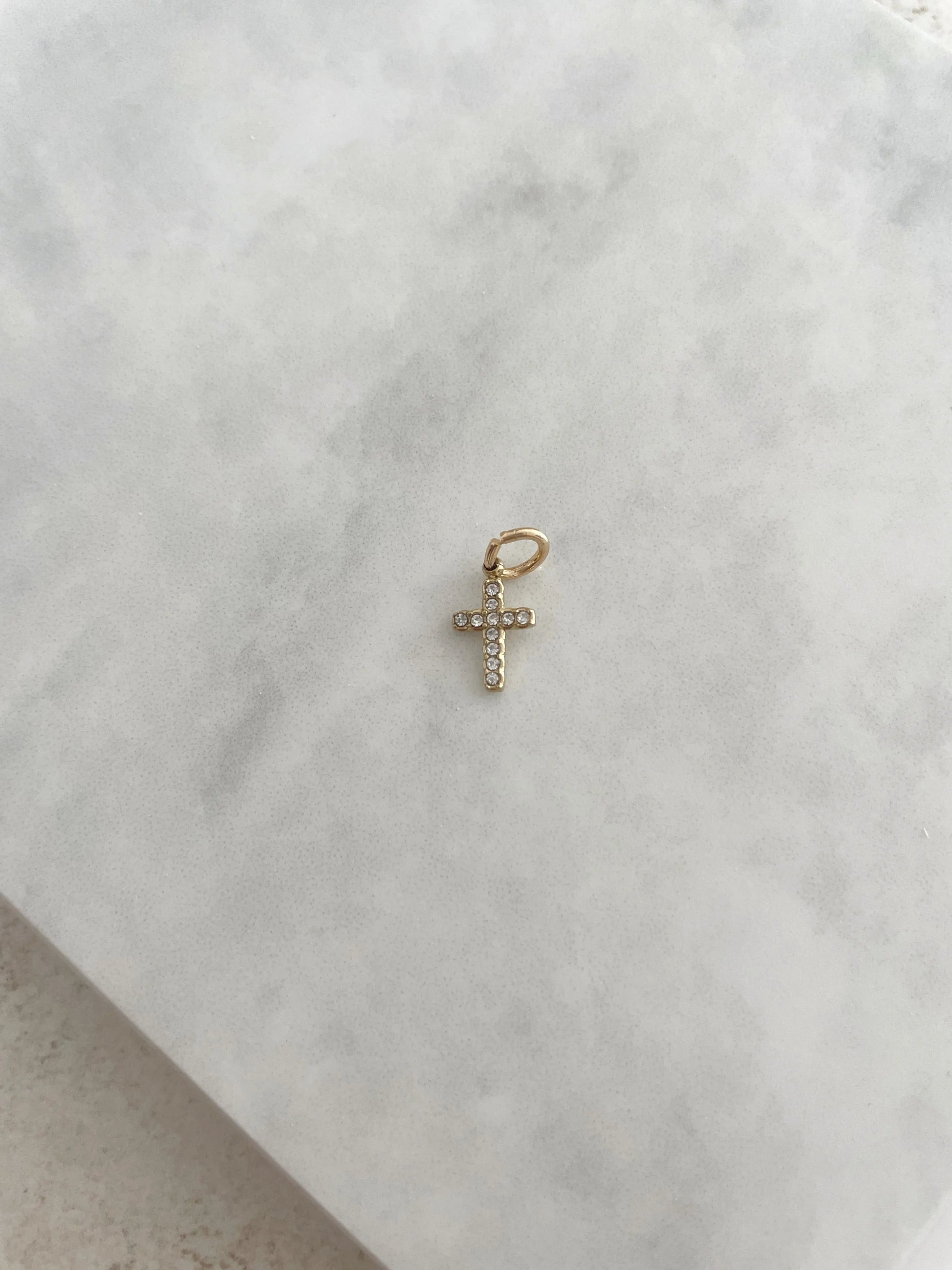 CHARM CRUZ CIRCONITAS PEQUEÑA-Joyería de calidad en acero y resistente al agua ESENZIA