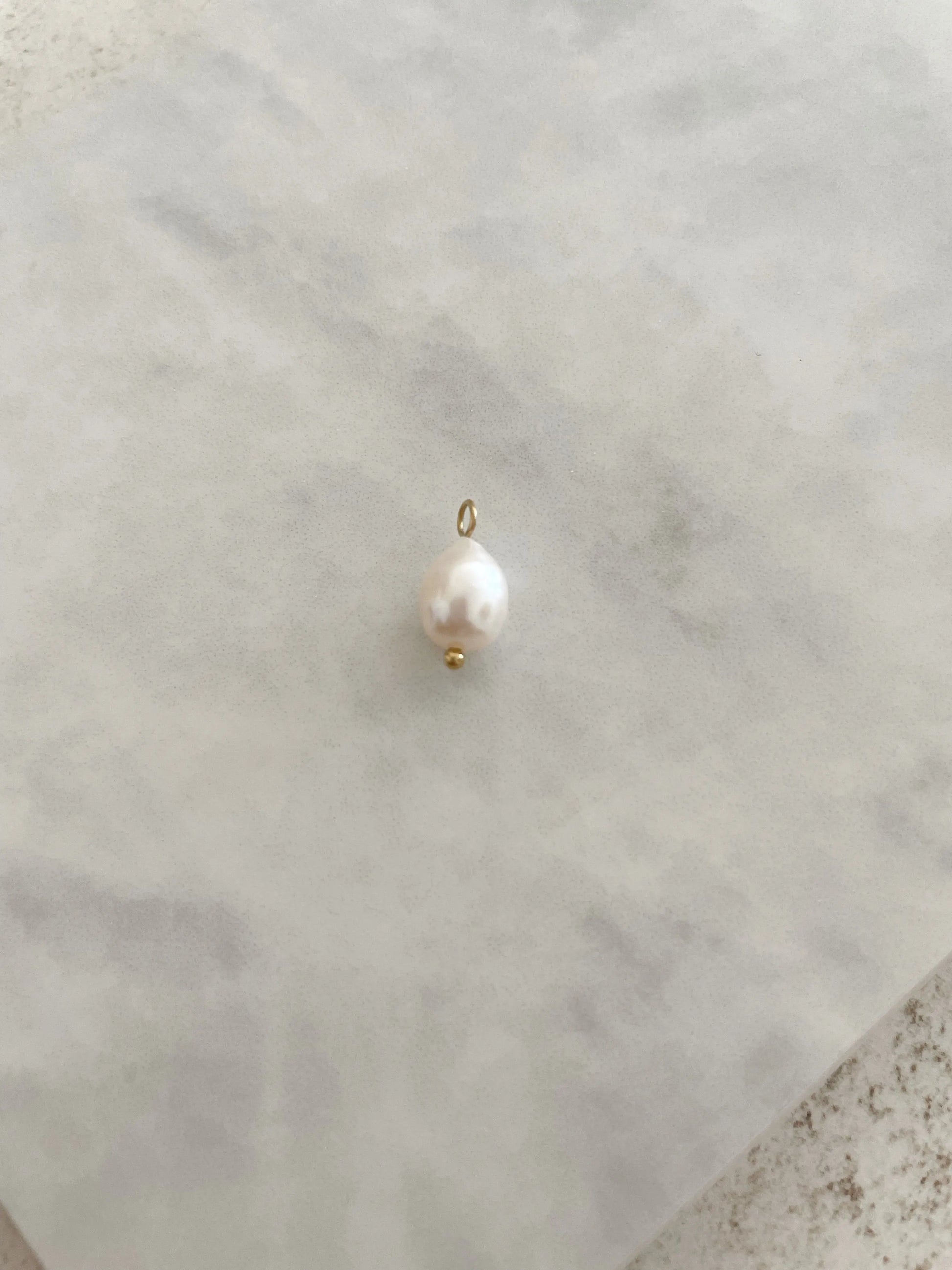 CHARM PERLA NATURAL-Joyería de calidad en acero y resistente al agua ESENZIA