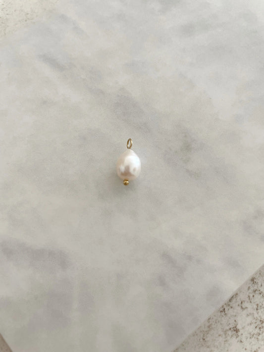 CHARM PERLA NATURAL-Joyería de calidad en acero y resistente al agua ESENZIA