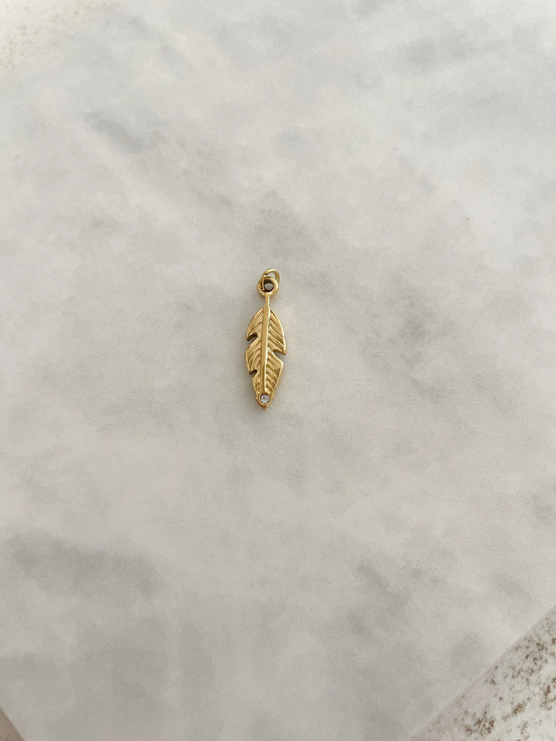 CHARM PLUMA CIRCONITA-Joyería de calidad en acero y resistente al agua ESENZIA