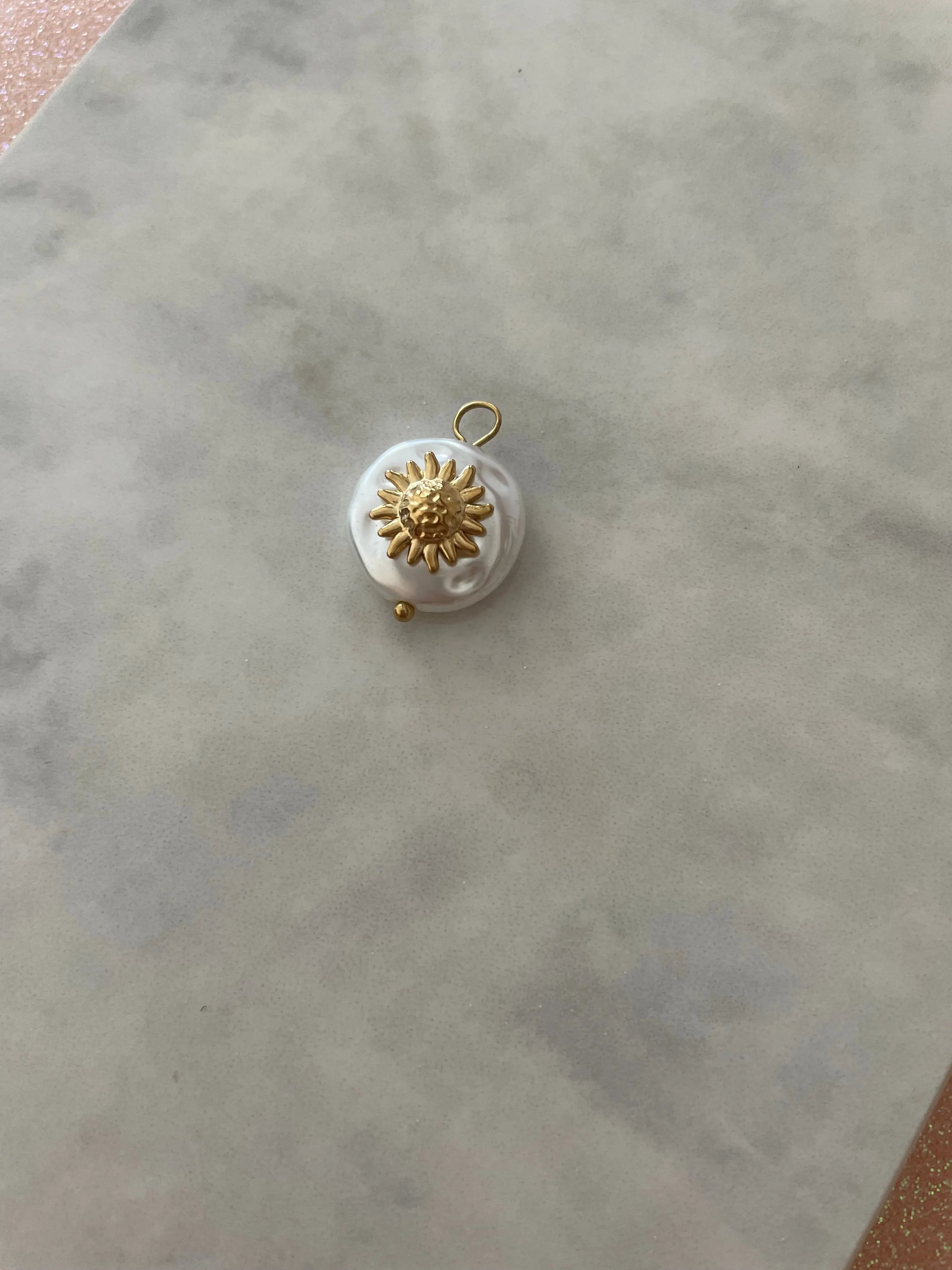 CHARM SOL PERLA-Joyería de calidad en acero y resistente al agua ESENZIA