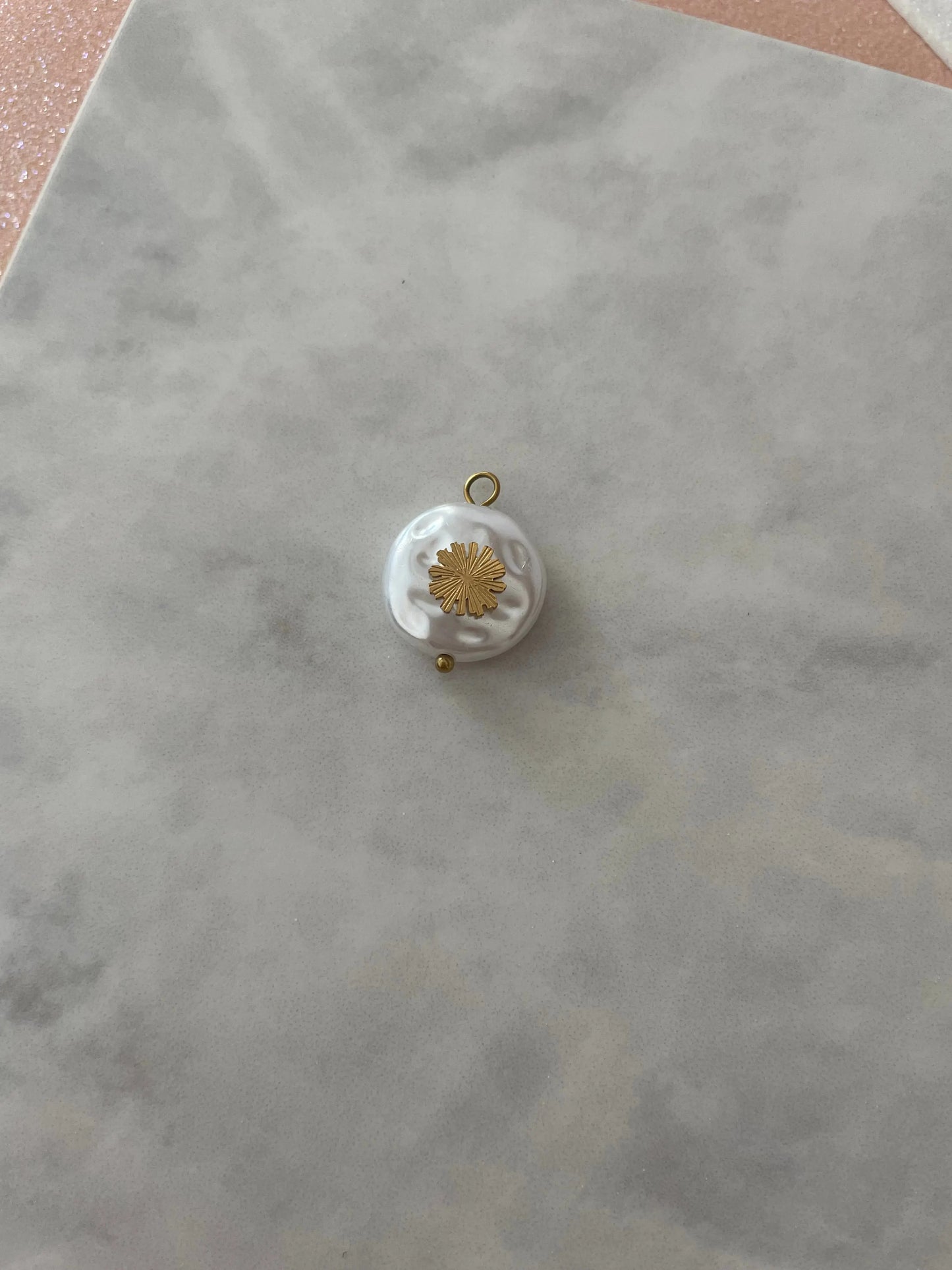 CHARM TREBOL PERLA-Joyería de calidad en acero y resistente al agua ESENZIA