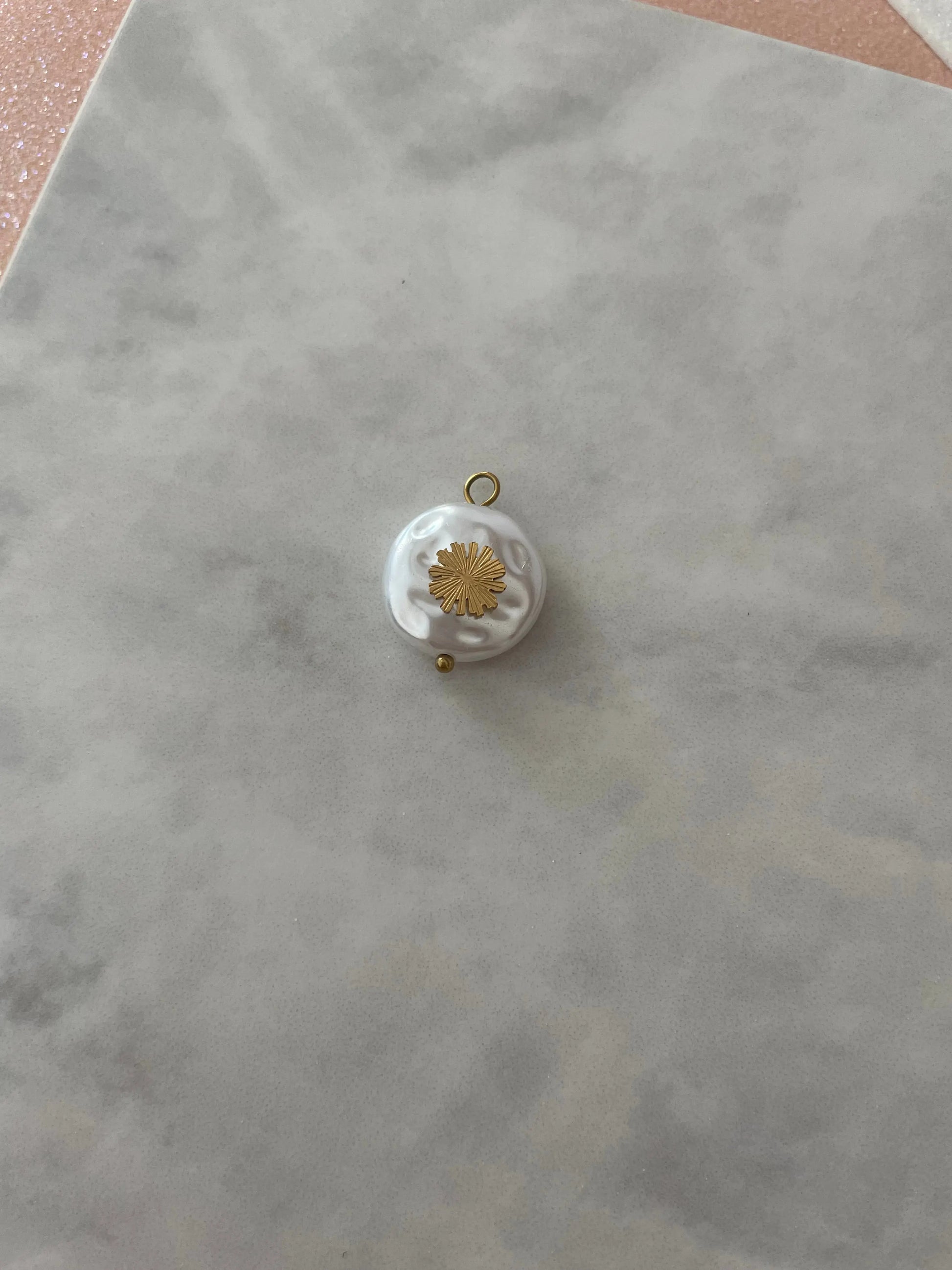 CHARM TREBOL PERLA-Joyería de calidad en acero y resistente al agua ESENZIA
