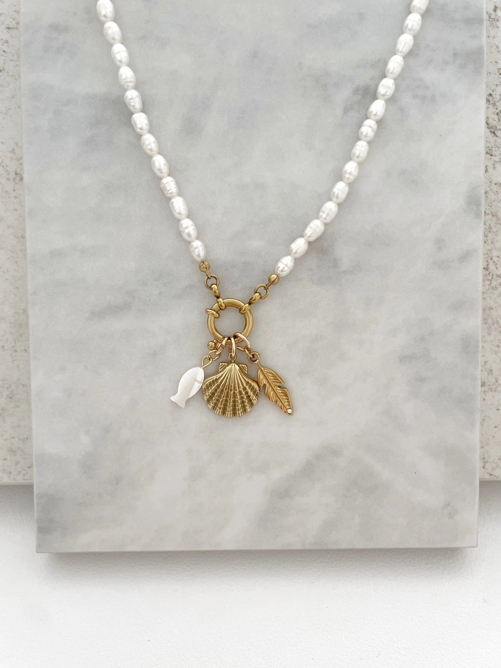 COLLAR PERLAS SUMMER PERSONALIZABLE (incluye 3 charms)-Joyería de calidad en acero y resistente al agua ESENZIA