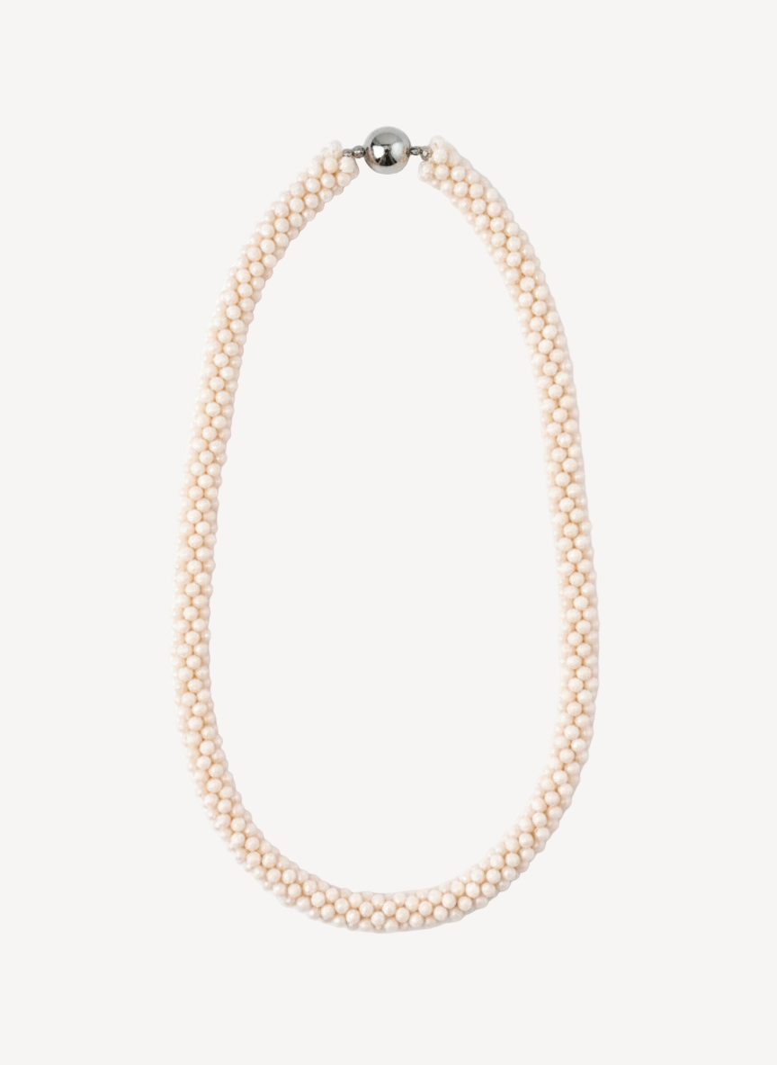 Tu brillo es tu superpoder.
El Collar Brillana celebra tu esencia y tu capacidad de iluminar cada espacio al que llegas. Una joya elegante con un mensaje poderoso: nunca dejes de brillar. Perfecto para regalarte a ti misma o para inspirar a alguien especial a reconocer su propia luz.
- Material: Acero inoxidable 316L - Hipoalergénico. Sin níquel, sin plomo.
- Acabado: Baño oro 18k.
- Longitud: 40 + 5 cm