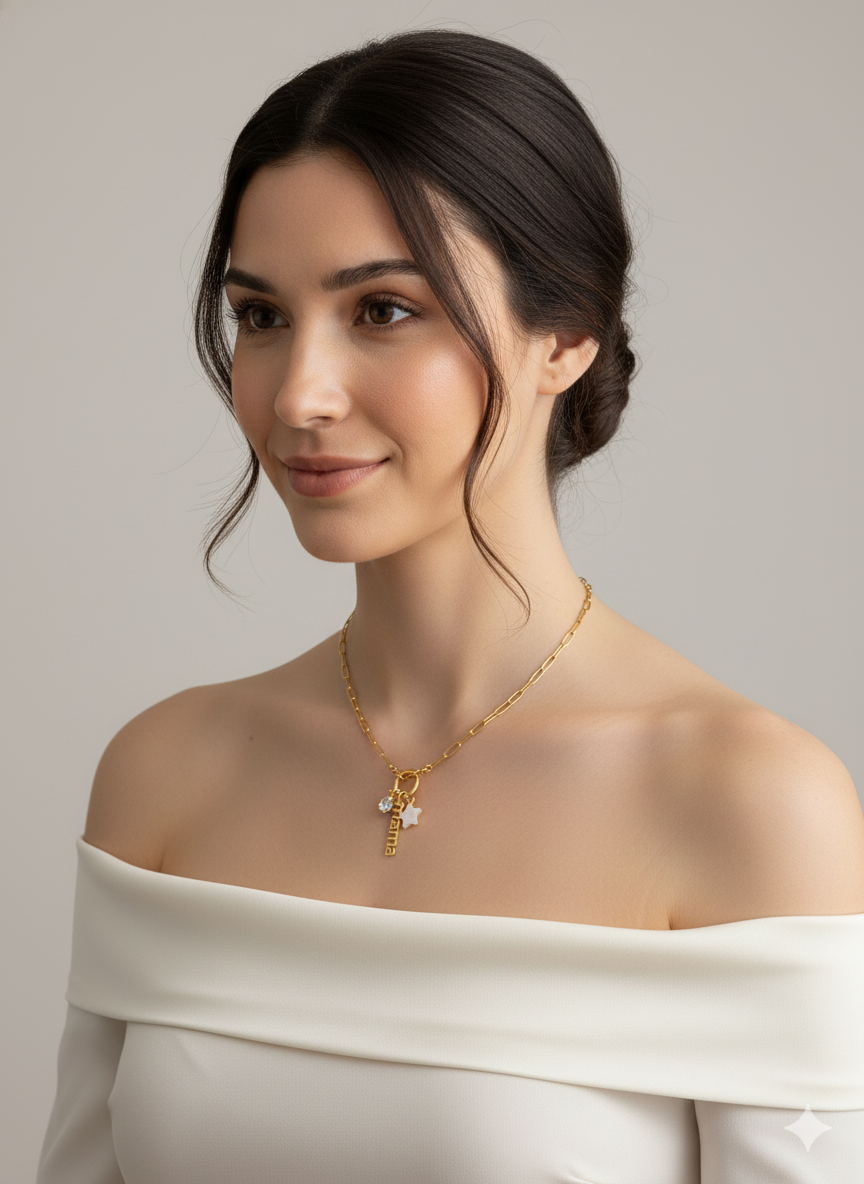 El regalo perfecto para mamá.
Sorprende con el Collar Eslabones Mamá, una joya única y personalizable que celebra el amor incondicional. Con 3 charms incluidos, puedes crear una pieza exclusiva que represente a cada miembro de la familia. Un detalle con significado que emocionará y se convertirá en su joya favorita.
- Material: Acero inoxidable 316L - Hipoalergénico. Sin níquel, sin plomo.
- Acabado: Baño oro 18k.
- Incluye: 3 charms personalizables
- Longitud: 40 + 5 cm