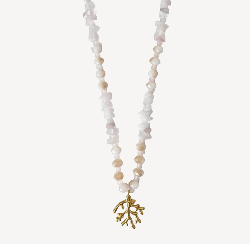 Un tesoro del Mediterráneo para ti.
El Collar Menorca es el regalo perfecto para celebrar momentos únicos o simplemente para recordarte lo especial que eres. Inspirado en la belleza natural de la isla, esta joya te conecta con la tranquilidad de sus playas y la magia de sus paisajes. Un detalle con significado que perdura en el tiempo.
- Material: Acero inoxidable 316L - Hipoalergénico. Sin níquel, sin plomo.
- Acabado: Baño oro 18k.
- Longitud: 40 + 5 cm