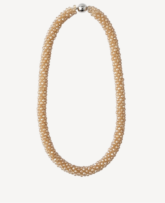 Brilla con luz propia.
El Collar Brillana es un recordatorio diario de tu fuerza interior y tu brillo único. Diseñado para mujeres que no temen destacar y ser auténticas, este collar simboliza el poder de brillar con luz propia. Llévalo como un mantra: tú eres suficiente, tú eres brillante, tú eres única.
- Material: Acero inoxidable 316L - Hipoalergénico. Sin níquel, sin plomo.
- Acabado: Baño oro 18k.
- Longitud: 40 + 5 cm
