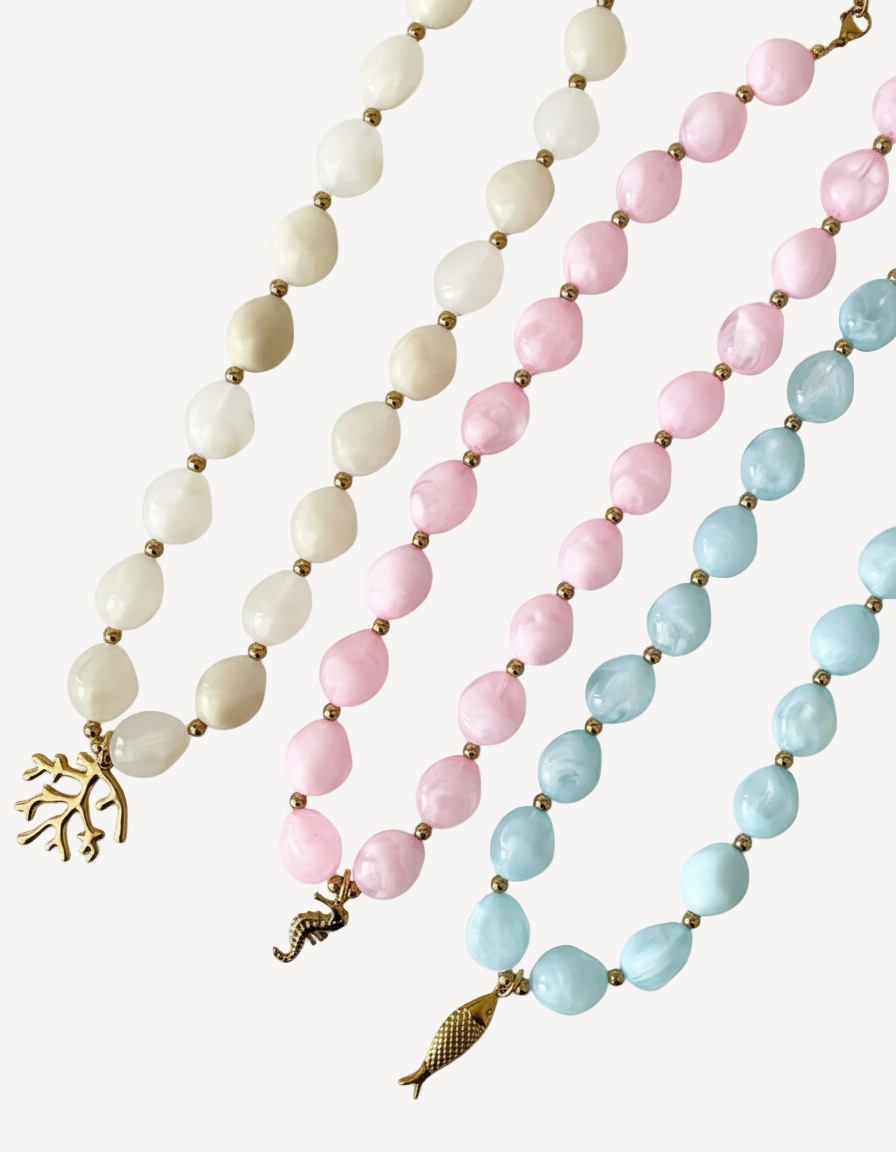 La esencia bohemia de Formentera en una joya.
El Collar Formentera captura el espíritu libre y auténtico de la isla más mágica del Mediterráneo. Inspirado en sus playas de arena blanca y aguas turquesas, este collar es perfecto para almas bohemias que buscan una joya con personalidad. Lleva contigo la energía vibrante y la libertad de Formentera.
- Material: Acero inoxidable 316L - Hipoalergénico. Sin níquel, sin plomo.
- Acabado: Baño oro 18k.
- Longitud: 40 + 5 cm