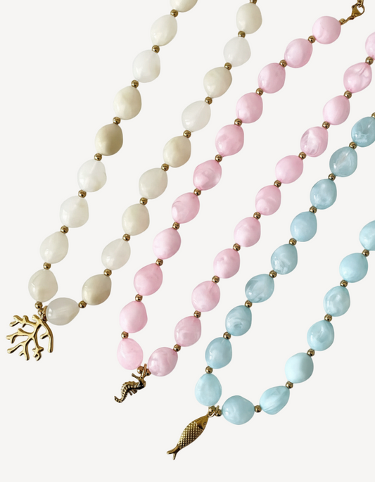 La esencia bohemia de Formentera en una joya.
El Collar Formentera captura el espíritu libre y auténtico de la isla más mágica del Mediterráneo. Inspirado en sus playas de arena blanca y aguas turquesas, este collar es perfecto para almas bohemias que buscan una joya con personalidad. Lleva contigo la energía vibrante y la libertad de Formentera.
- Material: Acero inoxidable 316L - Hipoalergénico. Sin níquel, sin plomo.
- Acabado: Baño oro 18k.
- Longitud: 40 + 5 cm