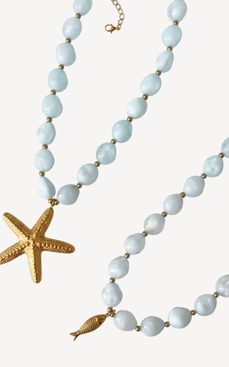 Tu paraíso personal en forma de collar.
El Collar Formentera evoca atardeceres infinitos, arena blanca y la brisa del mar. Una joya que te transporta a la isla más paradisíaca del Mediterráneo, perfecta para quienes sueñan con veranos eternos y momentos de pura felicidad. Elegancia relajada con un toque de magia isleña.
- Material: Acero inoxidable 316L - Hipoalergénico. Sin níquel, sin plomo.
- Acabado: Baño oro 18k.
- Longitud: 40 + 5 cm