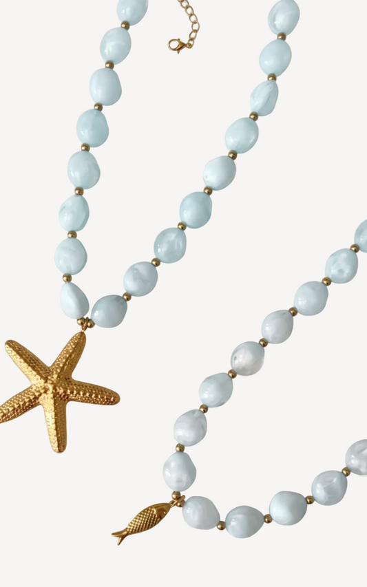Tu paraíso personal en forma de collar.
El Collar Formentera evoca atardeceres infinitos, arena blanca y la brisa del mar. Una joya que te transporta a la isla más paradisíaca del Mediterráneo, perfecta para quienes sueñan con veranos eternos y momentos de pura felicidad. Elegancia relajada con un toque de magia isleña.
- Material: Acero inoxidable 316L - Hipoalergénico. Sin níquel, sin plomo.
- Acabado: Baño oro 18k.
- Longitud: 40 + 5 cm