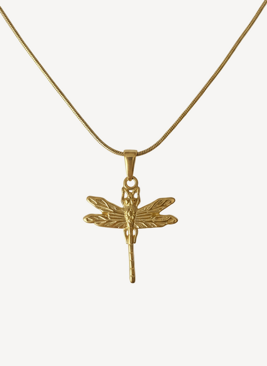 Delicado collar con colgante de hada bañado en oro 18k. Acero inoxidable de alta calidad, sin níquel ni plomo. Resistente al agua y ajustable. Una joya mágica llena de luz y fantasía.