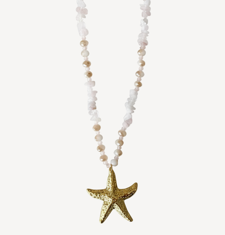 Tu escapada mediterránea en forma de joya.
Delicado y sofisticado, el Collar Menorca evoca los atardeceres dorados y las calas escondidas de la isla. Una pieza versátil que combina elegancia y frescura mediterránea, ideal para quienes buscan una joya con historia y significado. Lleva contigo la luz y la calma del Mediterráneo.
- Material: Acero inoxidable 316L - Hipoalergénico. Sin níquel, sin plomo.
- Acabado: Baño oro 18k.
- Longitud: 40 + 5 cm
