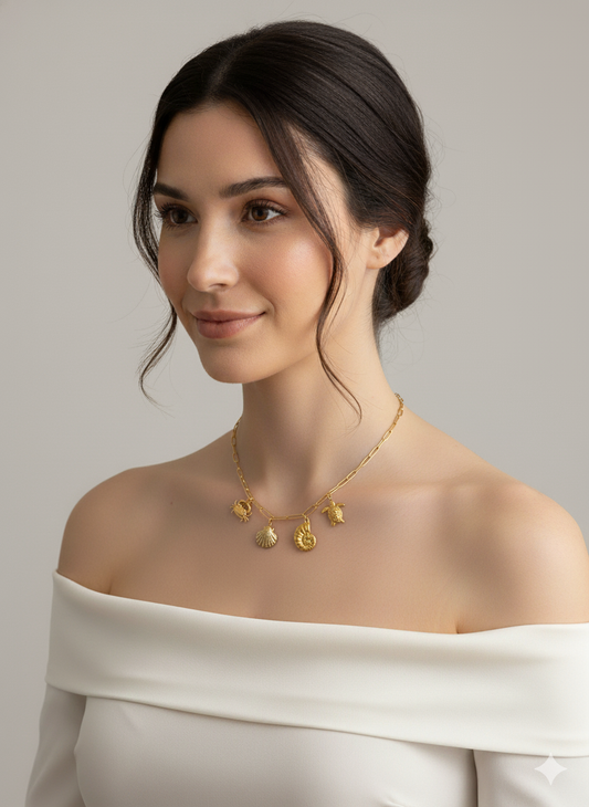 Verano eterno en forma de joya.
El Collar Sabor a Mar evoca días de playa, atardeceres junto al océano y la sensación de arena entre los dedos. Una pieza fresca y elegante que te transporta a tus mejores recuerdos veraniegos. Para quienes sueñan con el mar y viven con el espíritu libre de las olas.
- Material: Acero inoxidable 316L - Hipoalergénico. Sin níquel, sin plomo.
- Acabado: Baño oro 18k.
- Longitud: 40 + 5 cm