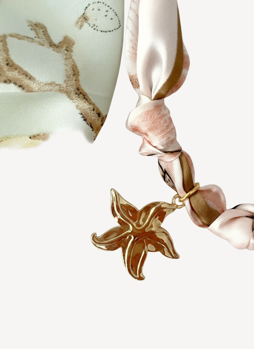 Elegancia fluida para cada momento.
El Collar Seda es la pieza versátil que no puede faltar en tu joyero. Con su diseño fluido y sofisticado, se adapta perfectamente tanto a looks casuales como a ocasiones especiales. Una joya minimalista que habla de buen gusto y estilo personal.
- Material: Acero inoxidable 316L - Hipoalergénico. Sin níquel, sin plomo.
- Acabado: Baño oro 18k.
- Longitud: 40 + 5 cm