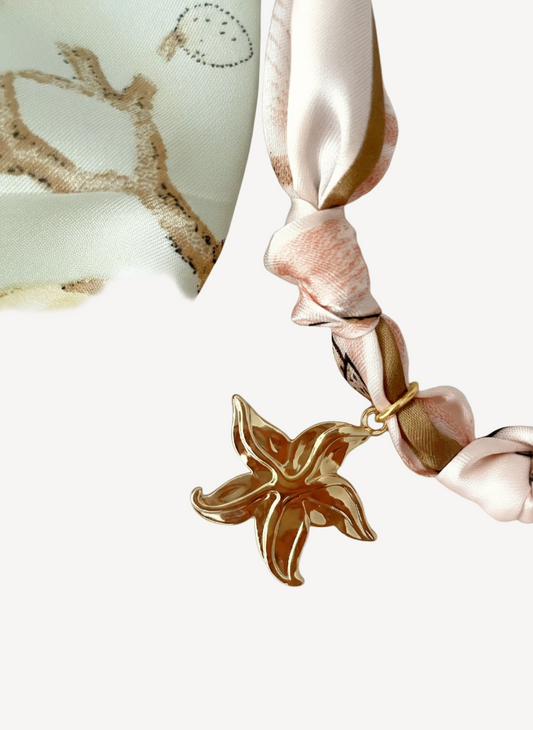 Elegancia fluida para cada momento.
El Collar Seda es la pieza versátil que no puede faltar en tu joyero. Con su diseño fluido y sofisticado, se adapta perfectamente tanto a looks casuales como a ocasiones especiales. Una joya minimalista que habla de buen gusto y estilo personal.
- Material: Acero inoxidable 316L - Hipoalergénico. Sin níquel, sin plomo.
- Acabado: Baño oro 18k.
- Longitud: 40 + 5 cm