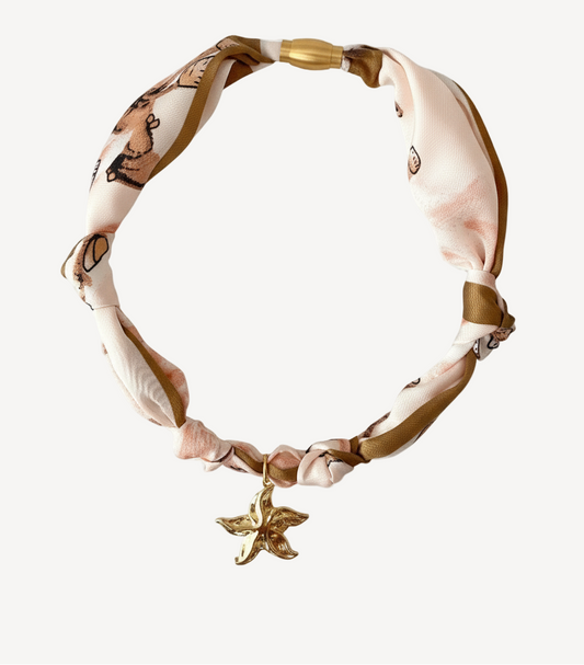 Suave como la seda, elegante como tú.
El Collar Seda captura la esencia de la delicadeza y la sofisticación. Inspirado en la textura suave y fluida de la seda, este collar aporta un toque de elegancia atemporal a cualquier look. Perfecto para quienes aprecian la belleza en los detalles más sutiles y refinados.
- Material: Acero inoxidable 316L - Hipoalergénico. Sin níquel, sin plomo.
- Acabado: Baño oro 18k.
- Longitud: 40 + 5 cm