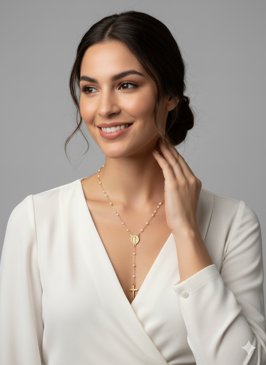 Tradición y elegancia en cada perla.
El Collar Rosario Perlitas combina la belleza atemporal de las perlas con el significado profundo del rosario. Una joya delicada que honra la tradición mientras aporta un toque de sofisticación a tu estilo. Perfecto para quienes valoran la fe, la protección y la elegancia clásica.
- Material: Acero inoxidable 316L - Hipoalergénico. Sin níquel, sin plomo.
- Acabado: Baño oro 18k.
- Detalles: Perlas
- Longitud: 40 + 5 cm