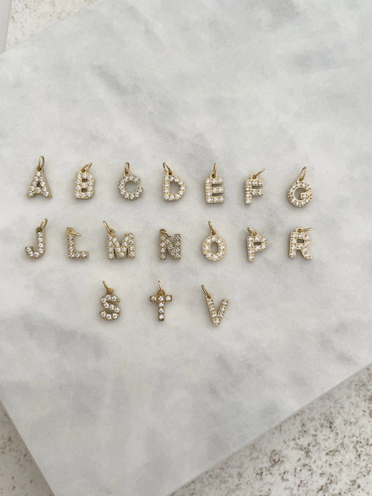 CHARM LETRAS CIRCONITAS-Joyería de calidad en acero y resistente al agua ESENZIA