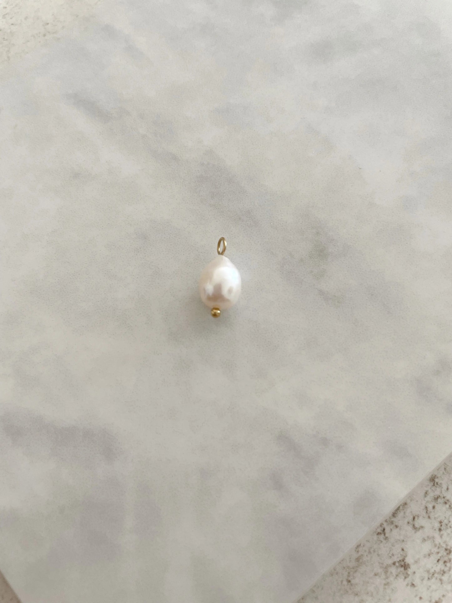 CHARM PERLA NATURAL-Joyería de calidad en acero y resistente al agua ESENZIA