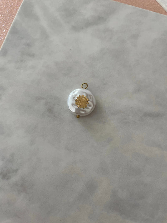 CHARM TREBOL PERLA-Joyería de calidad en acero y resistente al agua ESENZIA