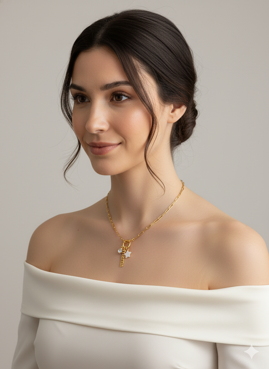 El regalo perfecto para mamá.

Sorprende con el Collar Eslabones Mamá, una joya única y personalizable que celebra el amor incondicional. Con 3 charms incluidos, puedes crear una pieza exclusiva que represente a cada miembro de la familia. Un detalle con significado que emocionará y se convertirá en su joya favorita.

- Material: Acero inoxidable 316L - Hipoalergénico. Sin níquel, sin plomo.
- Acabado: Baño oro 18k.
- Incluye: 3 charms personalizables
- Longitud: 40 + 5 cm
