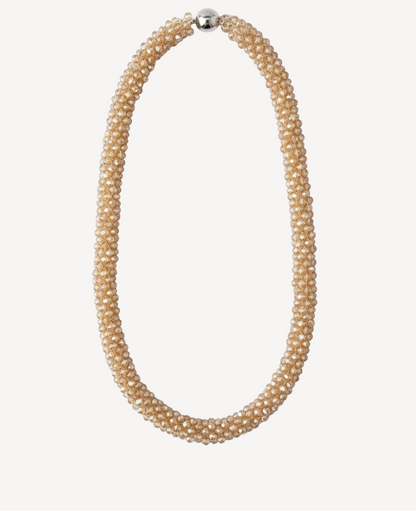 Brilla con luz propia.

El Collar Brillana es un recordatorio diario de tu fuerza interior y tu brillo único. Diseñado para mujeres que no temen destacar y ser auténticas, este collar simboliza el poder de brillar con luz propia. Llévalo como un mantra: tú eres suficiente, tú eres brillante, tú eres única.

- Material: Acero inoxidable 316L - Hipoalergénico. Sin níquel, sin plomo.
- Acabado: Baño oro 18k.
- Longitud: 40 + 5 cm
