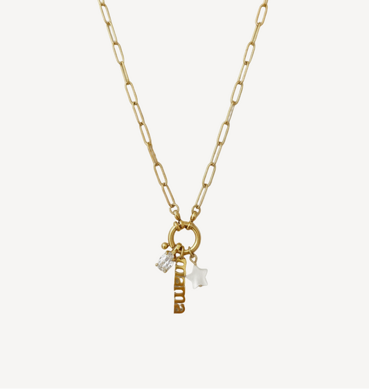 Cada eslabón cuenta tu historia de amor.

El Collar Eslabones Mamá es mucho más que una joya: es un homenaje a los vínculos más importantes de tu vida. Personalízalo con 3 charms que representen a tus seres queridos y lleva siempre cerca de tu corazón lo que más amas. Perfecto para mamás que quieren llevar a su familia consigo a cada paso.

- Material: Acero inoxidable 316L - Hipoalergénico. Sin níquel, sin plomo.
- Acabado: Baño oro 18k.
- Incluye: 3 charms personalizables
- Longitud: 40 + 5 cm
