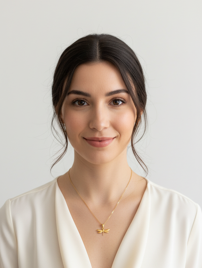 Delicado collar con colgante de libélula bañado en oro 18k. Acero inoxidable de alta calidad, sin níquel ni plomo. Resistente al agua y ajustable. Una joya que transmite ligereza y armonía.