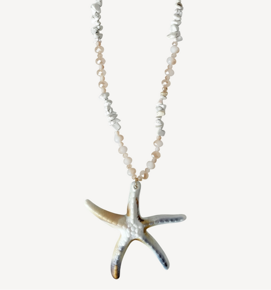 El espíritu del Mediterráneo en una joya.
El Collar Menorca captura la esencia de las aguas cristalinas y la magia de las islas Baleares. Inspirado en la belleza natural de Menorca, este collar es un amuleto que te conecta con la serenidad del mar y la energía protectora de la isla. Perfecto para llevar un pedacito del paraíso mediterráneo siempre contigo.
- Material: Acero inoxidable 316L - Hipoalergénico. Sin níquel, sin plomo.
- Acabado: Baño oro 18k.
- Longitud: 40 + 5 cm
