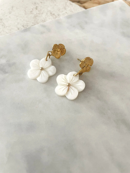 PENDIENTES FLOR BLANCA-Joyería de calidad en acero y resistente al agua ESENZIA