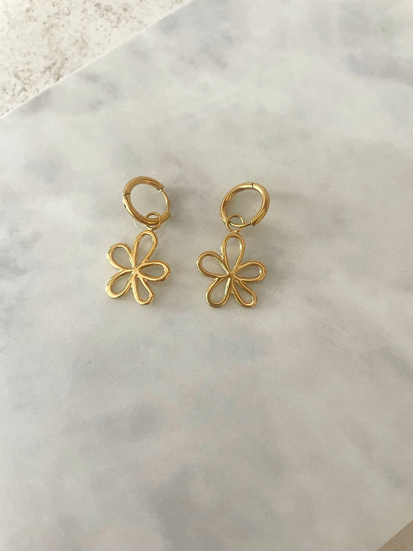 PENDIENTES MINI PÉTALOS.-Joyería de calidad en acero y resistente al agua ESENZIA
