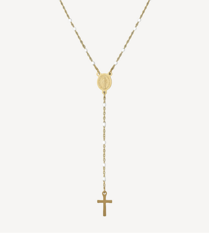 Delicadeza que toca el alma.

El Collar Rosario Perlitas es una pieza romántica y llena de significado. Cada perla cuenta una historia de fe, amor y protección. Un collar que combina la dulzura de las perlas con la fuerza espiritual del rosario, ideal para mujeres que buscan una joya con alma y propósito.

- Material: Acero inoxidable 316L - Hipoalergénico. Sin níquel, sin plomo.
- Acabado: Baño oro 18k.
- Detalles: Perlas
- Longitud: 40 + 5 cm
